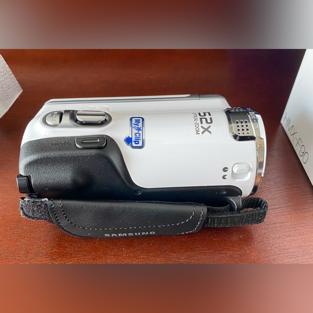Samsung HMX-F90 HD Camcorder - Picture 8 of 16
